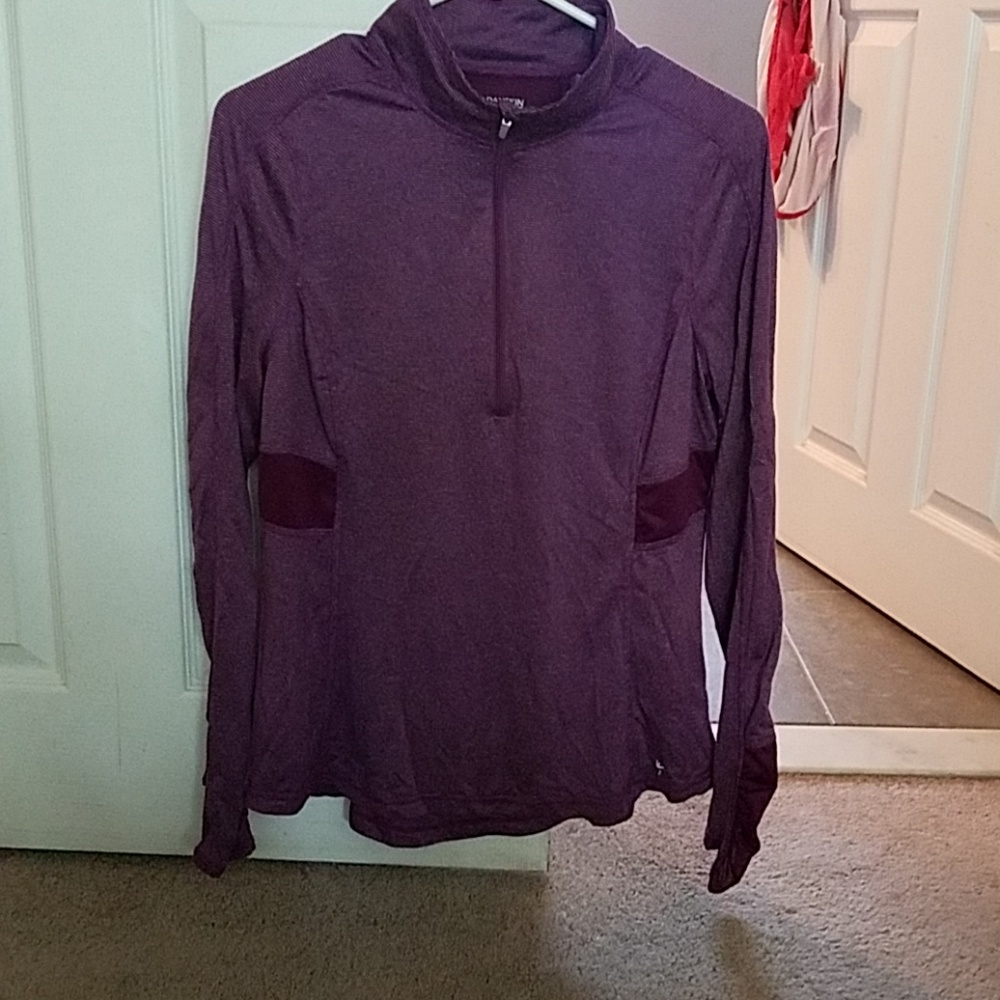 Semi-fitted running top